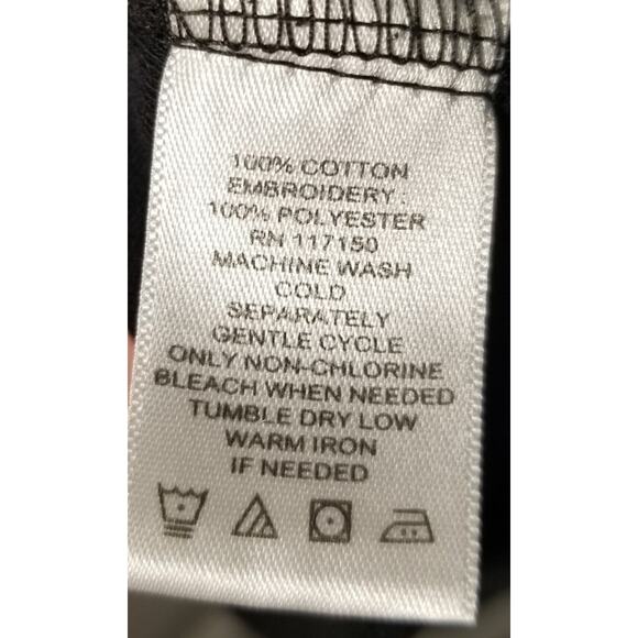 Quacker Factory Black top blouse with heavy white embroidery v-neck trim Size 1X - Picture 6 of 7